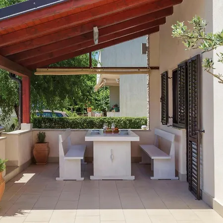 Casa vacanze Awesome In With Outdoor Swimming Pool *