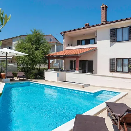 Holiday home Awesome In With Outdoor Swimming Pool
