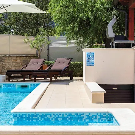 Awesome In With Outdoor Swimming Pool *
