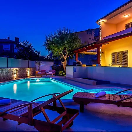 Awesome In With Outdoor Swimming Pool