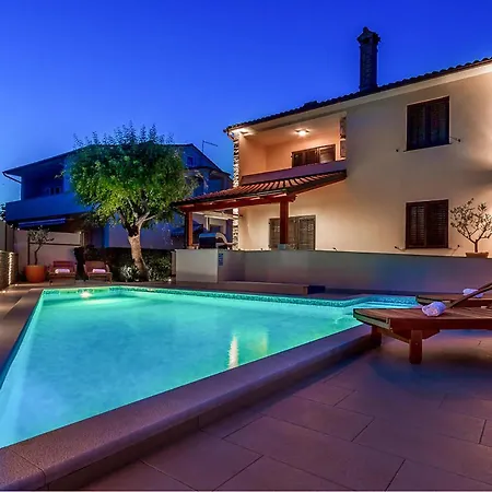 Holiday home Awesome In With Outdoor Swimming Pool